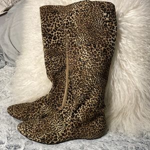 Fun zip up flat Leopard print boots.